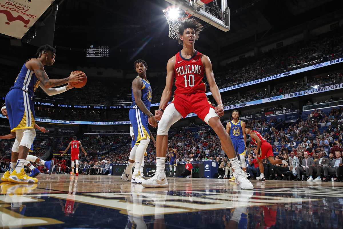 Hayes (10) as a member of the Pelicans.